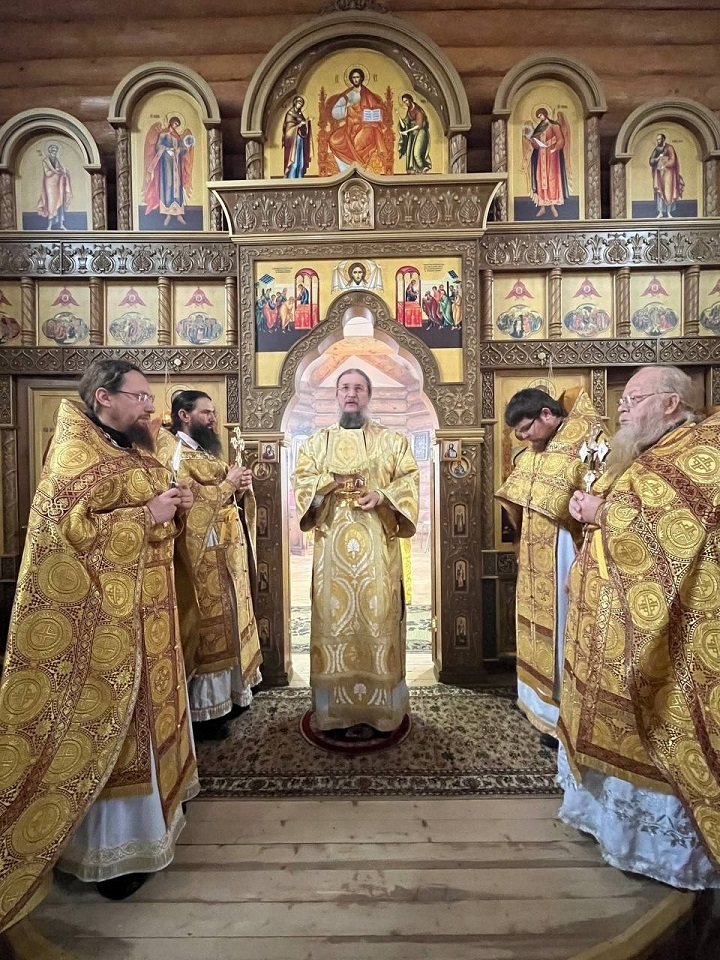 Епископ Пахомий провел литургию в честь Дмитрия Солунского в селе Ленино