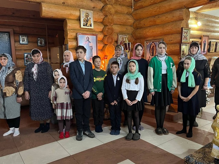 Епископ Пахомий провел литургию в честь Дмитрия Солунского в селе Ленино