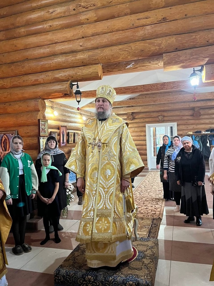 Епископ Пахомий провел литургию в честь Дмитрия Солунского в селе Ленино