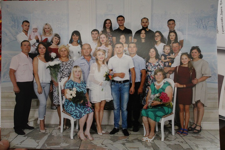 Владимир Михайлович һәм Людмила Петровна балалары белән, 80 нче еллар ахыры.