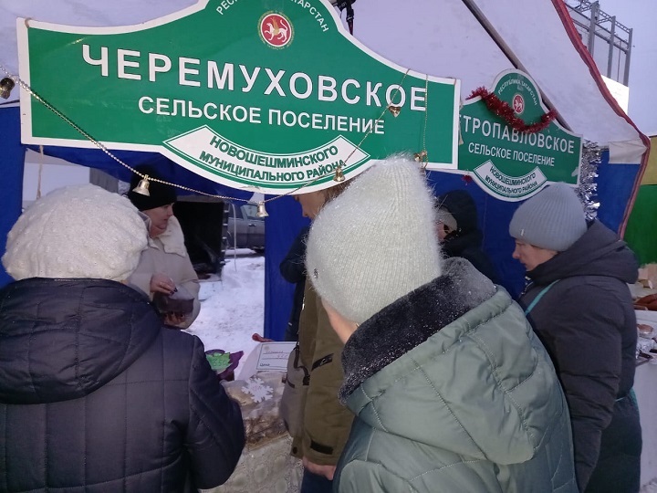 Сегодня наш район принимает участие в ярмарочной торговле. 