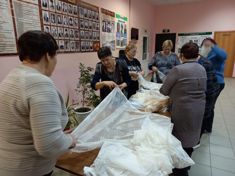 Сотрудники Новоиванаевсекого СДК принялись за изготовление белых маскировочных сетей. 