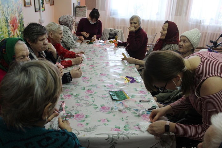 В рамках этого дня, в Дом-интернат для инвалидов и престарелых Новошешминского района сотрудники краеведческого музея провели творческий мастер-класс «Новогодний ангелочек». Жители дома-интерната изготовили собственноручно новогоднюю игрушку на елку. Процесс создания ангелочка очень интересный и увлекательный, но самое главное в преддверии новогодних праздников — новогодние украшения подчеркивают волшебную атмосферу праздника, поднимают настроение.