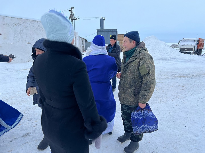 С рождеством и новым годом животноводов «Закрома» поздравили культработники Черемуховского СДК