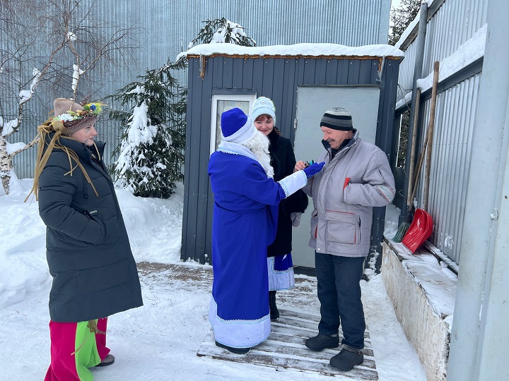 С рождеством и новым годом животноводов «Закрома» поздравили культработники Черемуховского СДК Лариса Фёдорова, 29 декабря 2023 - 08:17 0  0  0 28 декабря сотрудники Черемуховского сельского Дома культуры посетили животноводческую ферму ООО «Закрома», где красочно и ярко поздравили животноводов с наступающим Новым годом и Рождеством.  Подробнее: https://novoshishminsk.ru/news/novosti-rayona/s-rozdestvom-i-novym-godom-zivotnovodov-zakroma-pozdravili-kultrabotniki-ceremuxovskogo-sdk