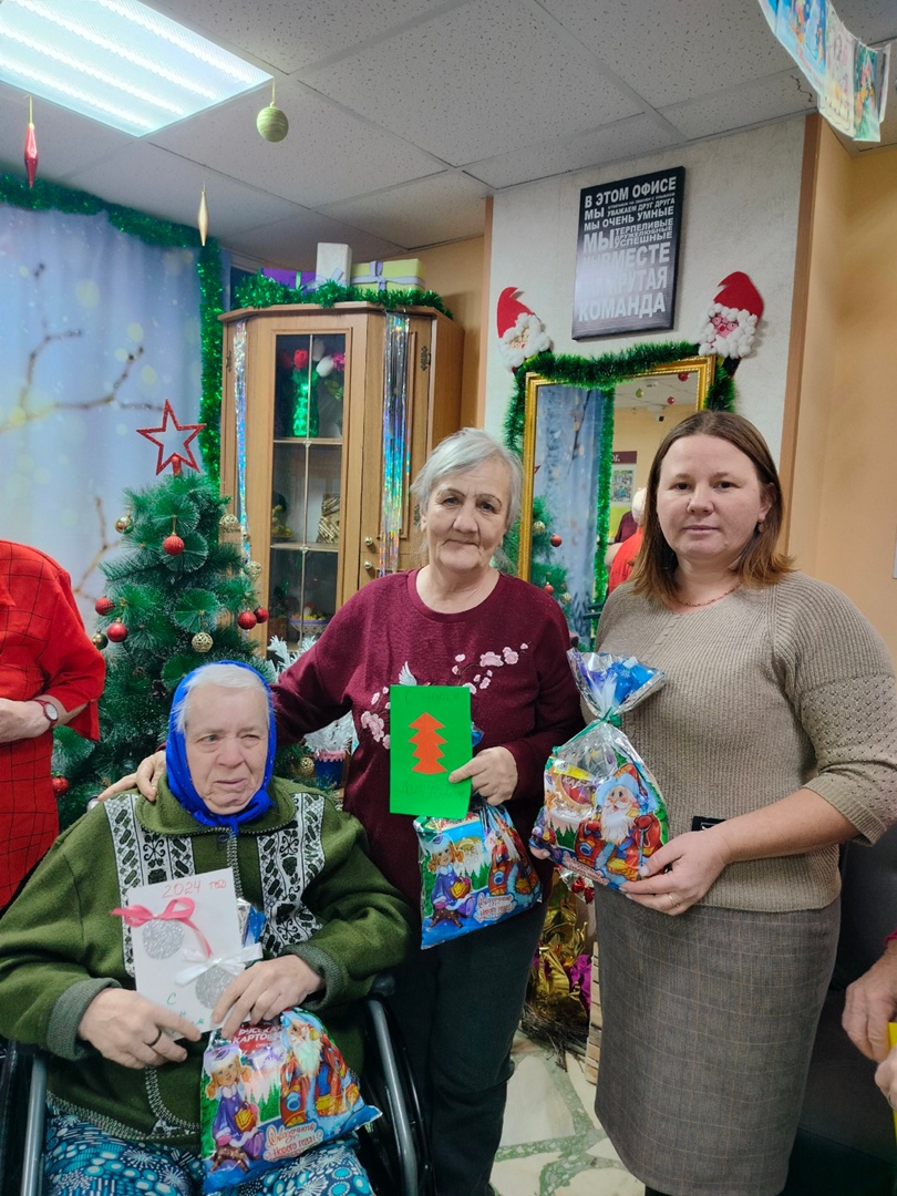 Проживающие Новошешминского дома-интерната продолжают получать подарки к Новому году 