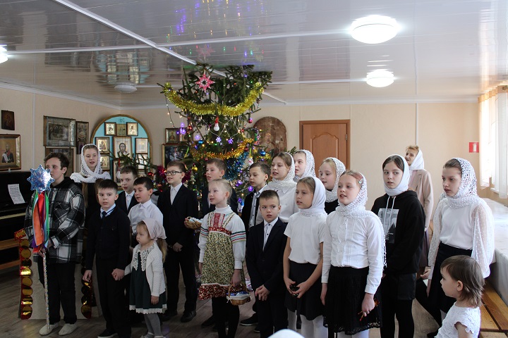  Воспитанники школы показали гостям, прихожанам храма, рождественский концерт с песнями, сценками и народными праздничными обрядами. Конечно же, были и хороводы детей вокруг елки.