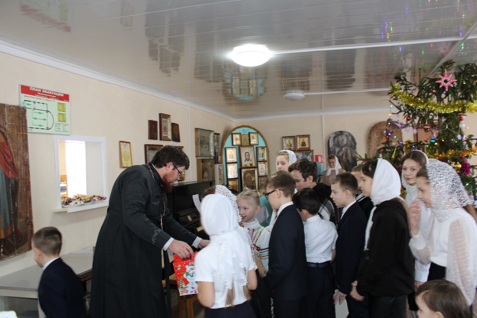 14 января в воскресной школе при Новошешминском храме Святой Троицы прошла Рождественская елка.