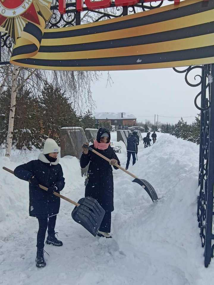 Старшеклассники Новошешминской средней школы очистили от снега Сквер Победы в райцентре