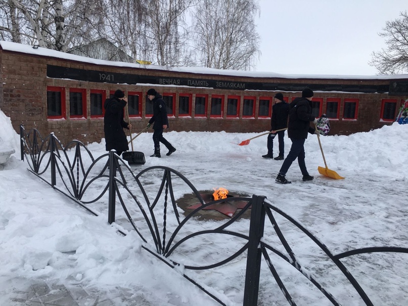 Отряд профилактики и правонарушений совместно с отрядом юнармейцев Новошешминской гимназии ведут активную уборку территории возле памятника погибшим воинам от снега.