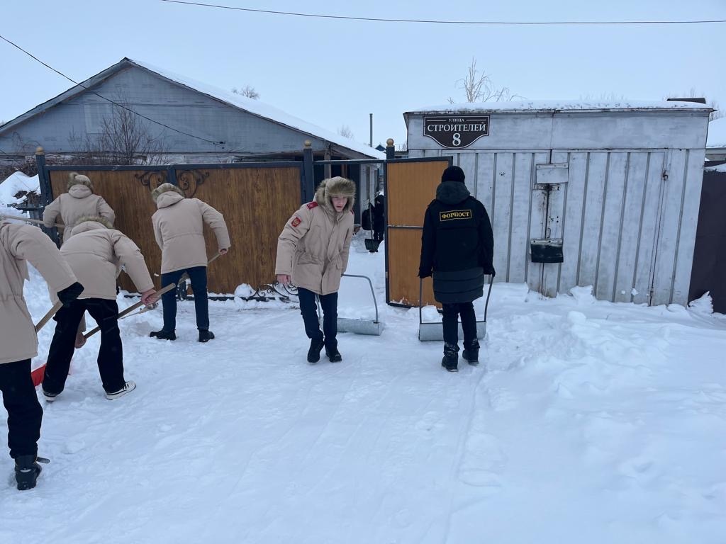 Отряд профилактики и правонарушений совместно с отрядом юнармейцев Новошешминской гимназии ведут активную уборку территории возле памятника погибшим воинам от снега.