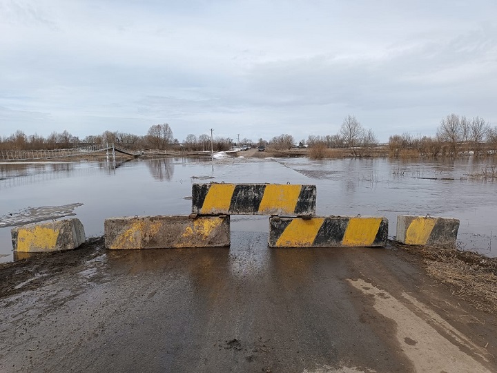 В Слободе Архангелской затопило низководный мост Мост через реку Шешма затопило вечером 4 апреля. — В левобережной части села (Лебедка) на дежурстве находится пожарная машина, имеется продуктовый магазин, все необходимые товары имеются, — сказала нам глава СП Нина Сердюк. — Через Шешму можно ходить через подвесной пешеходный мост. Дети в школу и обратно идут через мост в сопровождении учителей.