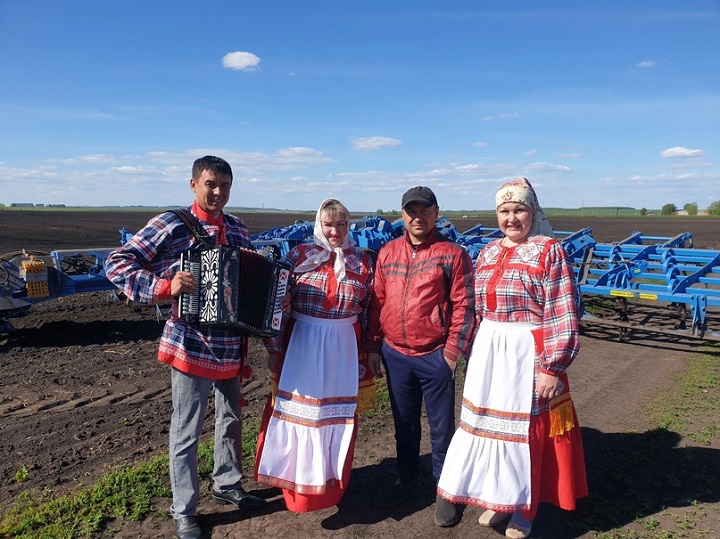 Совсем как в добрые советские времена на полевых станах в период проведения посевных работ было организовано поздравление агитбригад.