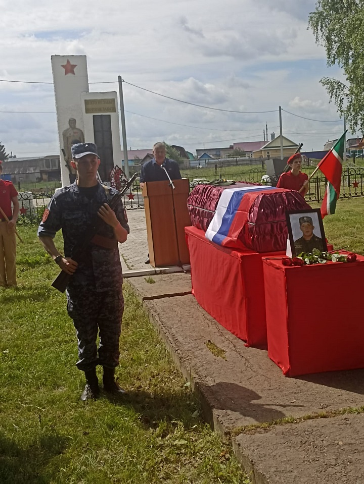 Сегодня в селе Ленино простились с Альбертом Асадуллиным, который добровольцем ушел на СВО и героически погиб.