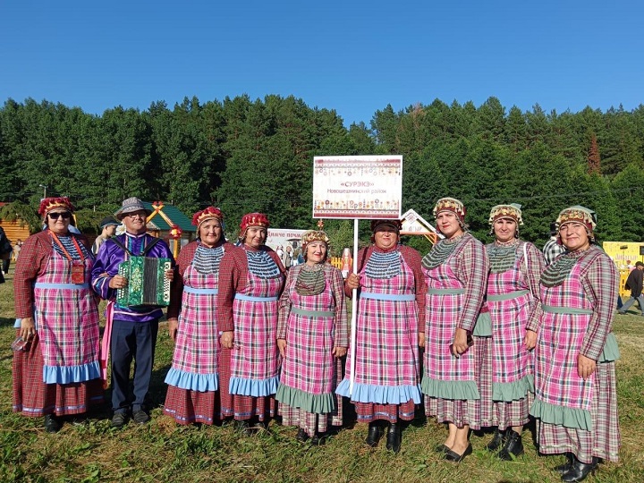 Коллектив «Сурэкэ на празднике Питрау