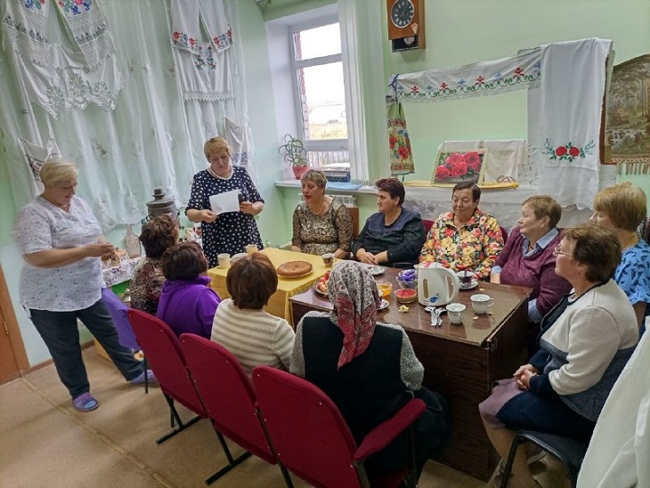 В Ново-Иванаево сотрудники Дома культуры  отметили сразу три православных праздника - три Спаса: Медовый, Яблочный и Ореховый.