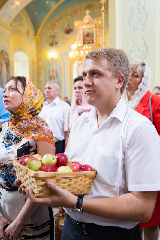 Наступает середина августа, приходит пора летних спасов. И мы вспоминаем, когда нужно в храме святить мед, когда яблоки, а когда орехи. Но причем здесь богослужение и яблоки? В чем смысл этой традиции?