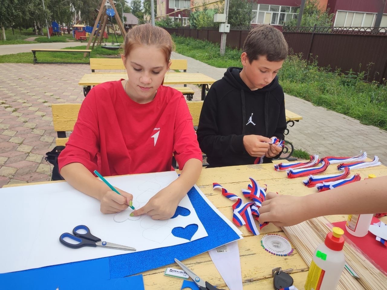 Вчера в сквере по улице Ленина прошёл увлекательный мастер-класс по изготовлению поделки из фоамирана «Россия в сердце», организованный Первыми Новошешминского района. Мероприятие собрало друзей, соседей и семьи, желающих провести время вместе и создать что-то красивое своими руками.