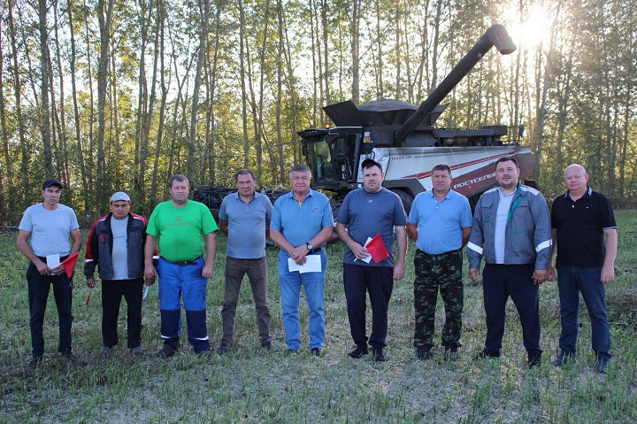 Райсельхозуправление подвело итоги очередной недели трудового соперничества комбайнёров и водителей на уборке урожая.