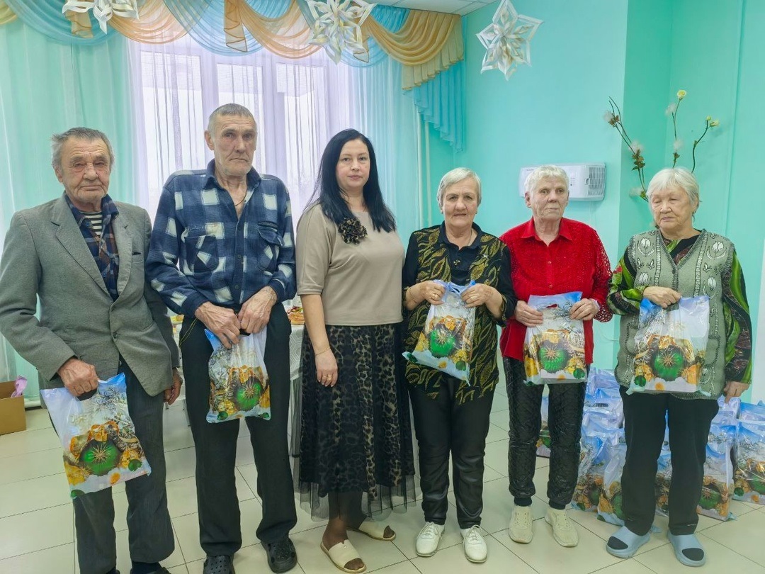 Был подготовлен праздничный стол с традиционными новогодними блюдами: солянкой, оливье, мандаринами, бутербродами с икрой и многими другими угощениями.