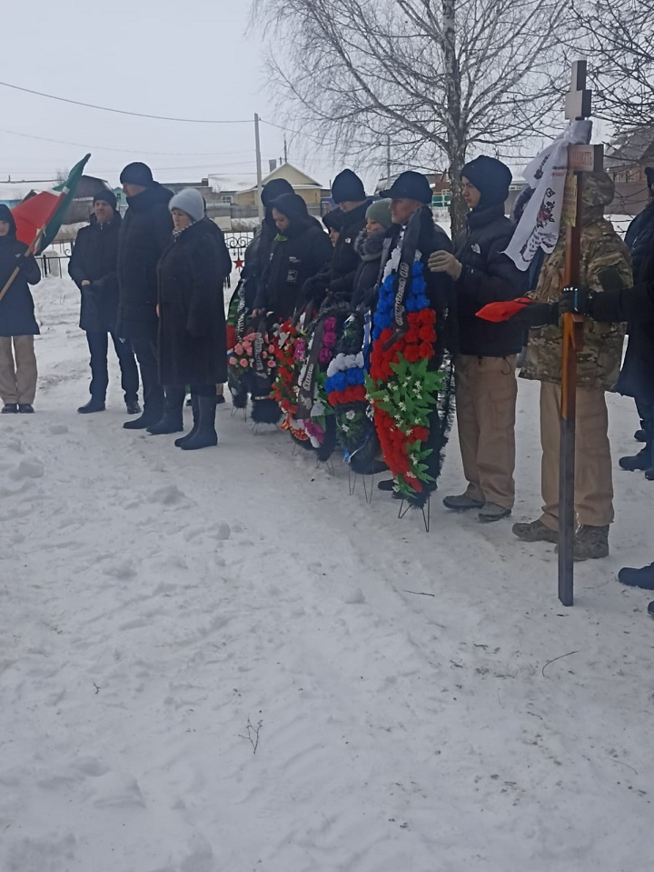 В селе Ленино простились с бойцом, погибшим в зоне СВО