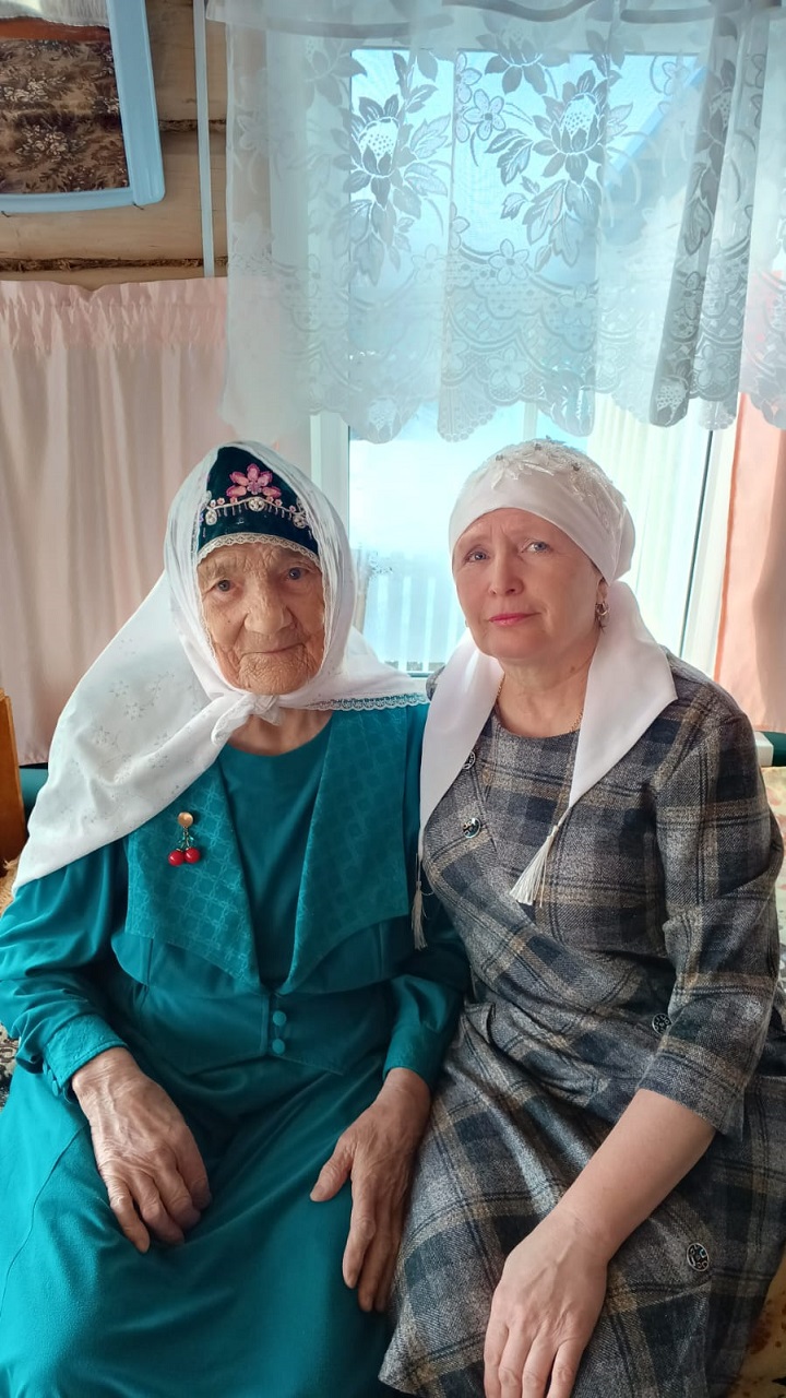 Бүгенге көндә сеңелесе Рәхимәнең килене Галия Хәлиуллина карап тора аны. Әби ялгызы гына яши, ләкин көндә килеп хәлен белешә, ашарына пешереп китерә, керләрен юып, өен җыештырып китә ул.