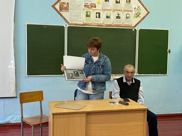 Бу сугышта Борис үзенең Чистайда чакта бергә укыган иң яхшы дусты Анатолий Новиковны югалта.
