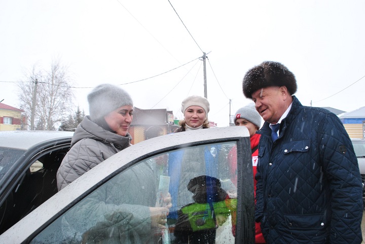 6 Марта, в преддверии Международного женского дня 8 Марта сотрудники Госавтоинспекции отдела МВД России по Новошешминскому району совместно с ГБУ «Безопасность дорожного движения», руководителем и членами «Движение Первых» провели весеннюю акцию«. 