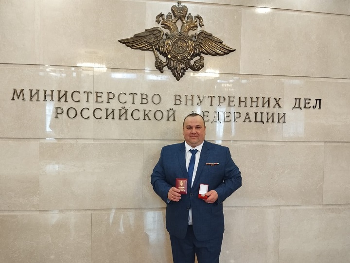 Ветеран 22 ел эчке эшләр органнарында хезмәт иткән, күп бүләкләр алган, майор дәрәҗәсендә эштән киткән (выслуга буенча).