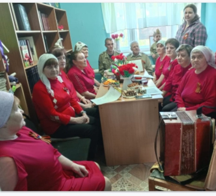 В преддверии празднования Дня Победы в Краснооктябрьской сельской библиотеке совместно с «Серебряными волонтерами» состоялась трогательная встреча с героем нашего времени, участником СВО, нашим земляком — Поляковым Виктором, приехавшим в отпуск.