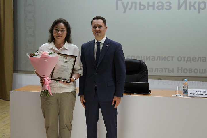 На 10-м заседании Совета района обсудили актуальные вопросы и наградили достойных жителей района. Провел заседание глава района Егор Тарнавский.