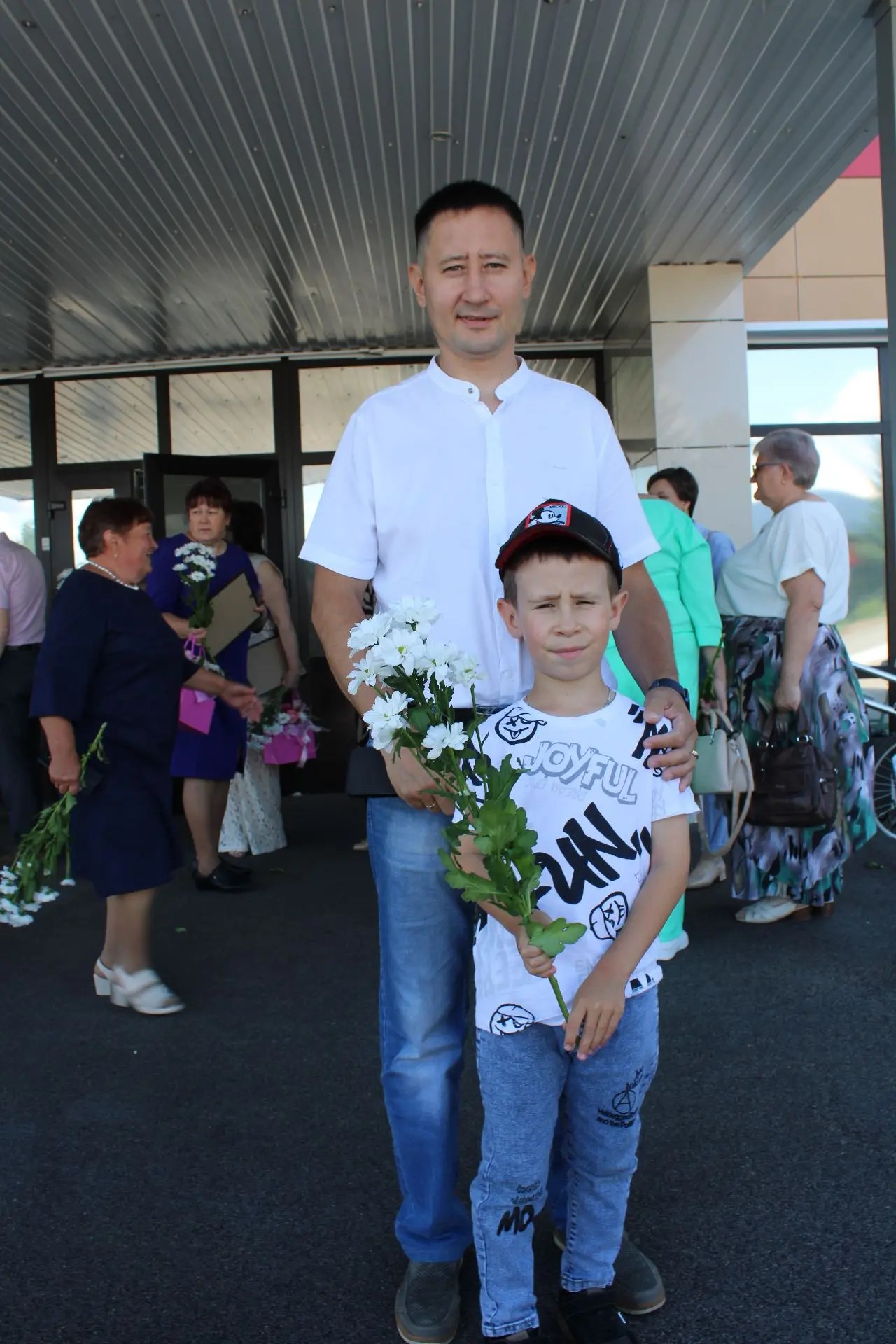 За 15 лет работы в профессии Виталий Анатольевич Быстров удостоен Благодарственного письма главы района и Благодарности министра здравоохранения Республики Татарстан. А в 2025 году он получил Грант главы Новошешминского района в размере 10 тысяч рублей в номинации «Лучший врач — узкий специалист».