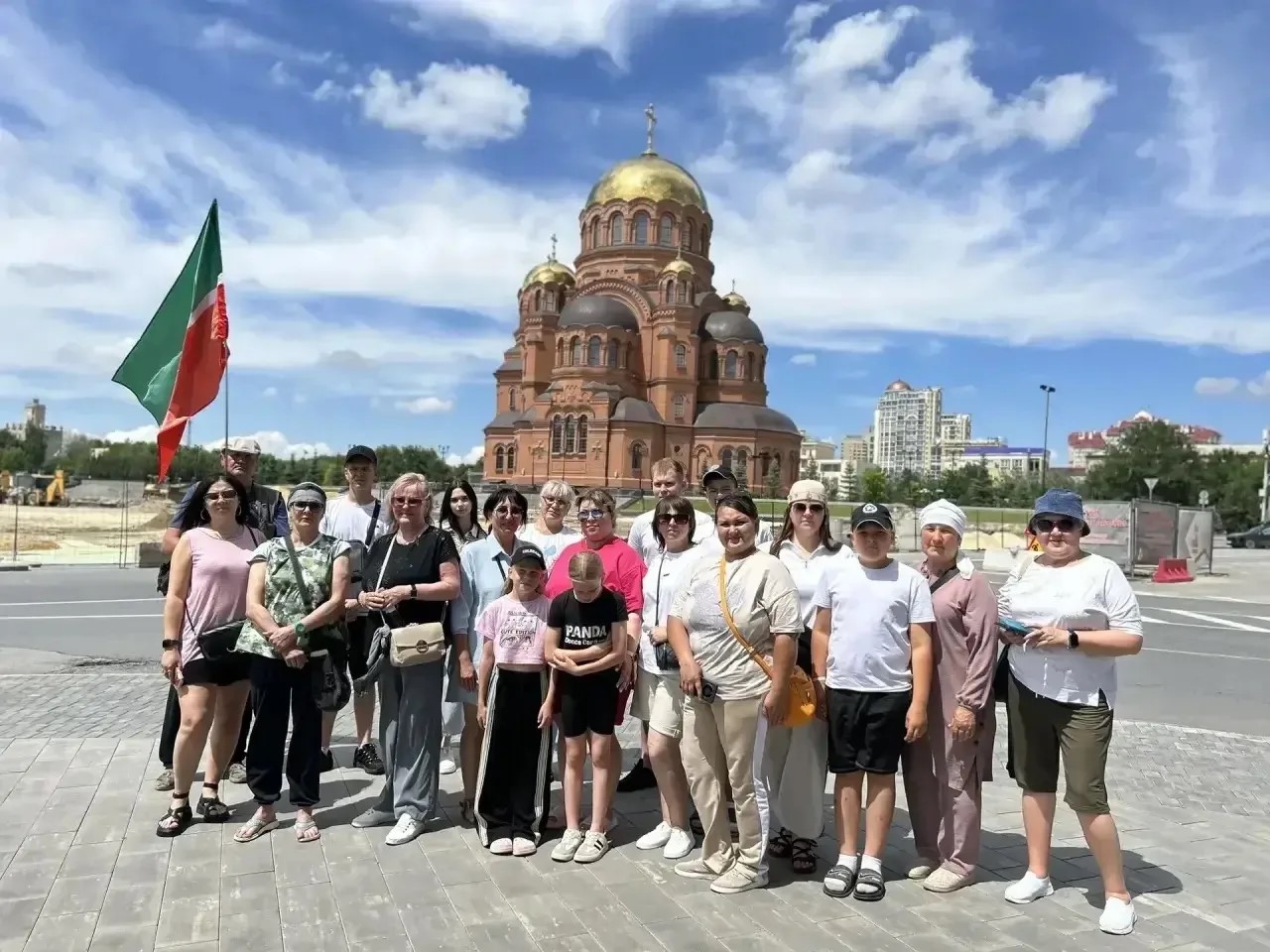 Эти выходные наши земляки запомнят надолго. В целях укрепления семейных ценностей и преемственности поколений, в поддержку национального проекта «Семья», была организована памятная поездка для семей военнослужащих нашего района.