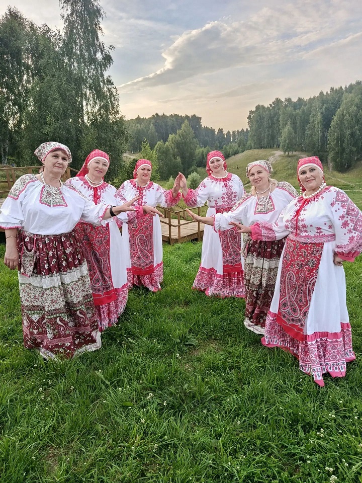 4 июля Зеленодольск на время превратился в центр древнего славянского праздника. В парке «Березовая роща» прошел республиканский фестиваль «Иван Купала» — день, когда природа достигает наивысшего расцвета, а традиции оживают.