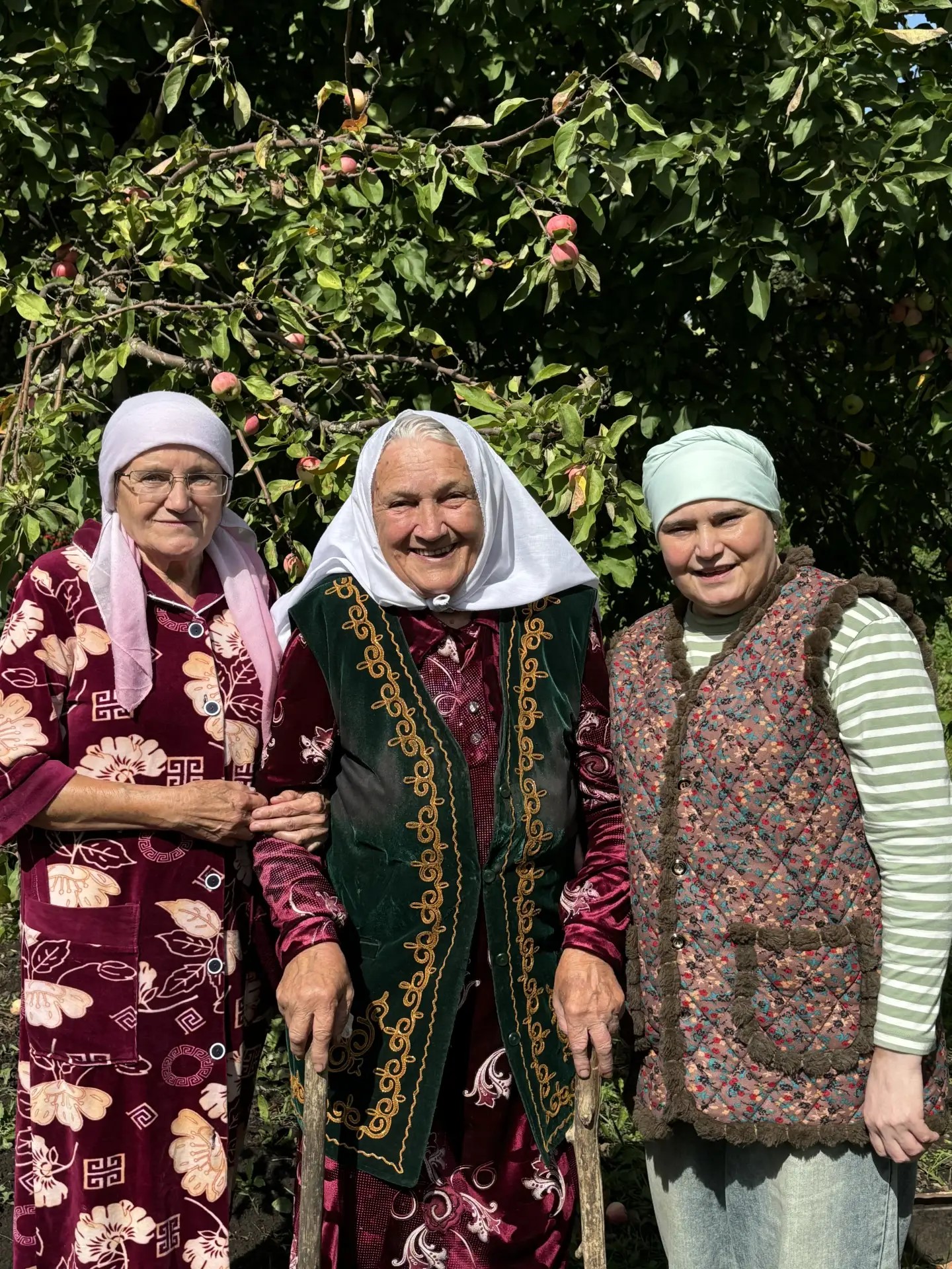 Зайнап Валиуллина со своей дочкой Минсылу и невесткой Гулией. 10 августа, село Акбуре