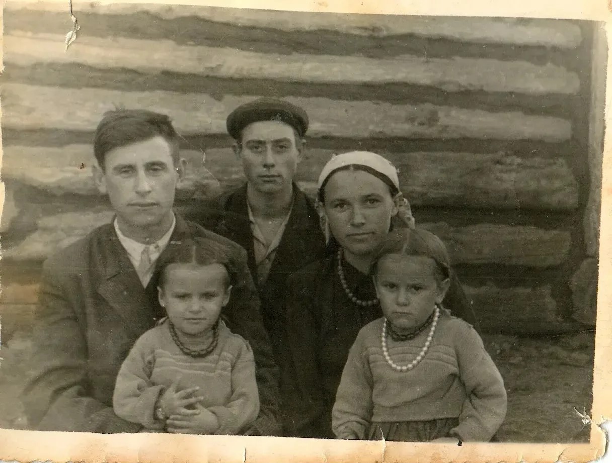 Фотография шәхси архивтан алынды. Вәлиуллиннар гаиләсе: Зәйнәп апа белән Вәлиҗан абый, чибәр-сылу кызлары