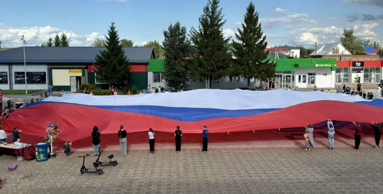 В рамках фестиваля уличных культур, посвящённого Дню Российского флага, местное отделение Движения Первых совместно с Молодёжным центром «Чишмэле» организовали акцию и развернули 30‑метровый флаг России — яркий и торжественный момент праздника.