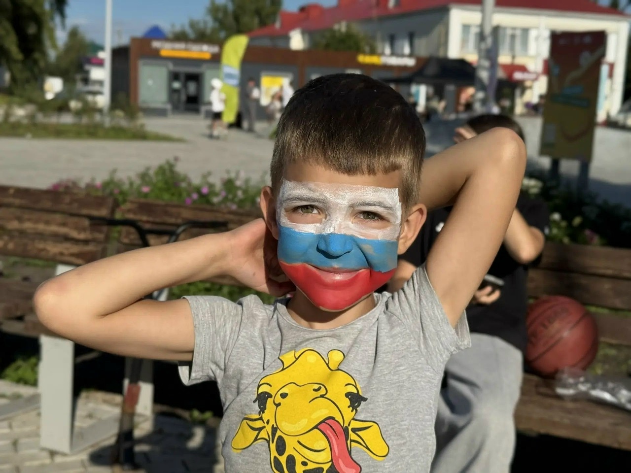 В рамках фестиваля уличных культур, посвящённого Дню Российского флага, местное отделение Движения Первых совместно с Молодёжным центром «Чишмэле» организовали акцию и развернули 30‑метровый флаг России — яркий и торжественный момент праздника.