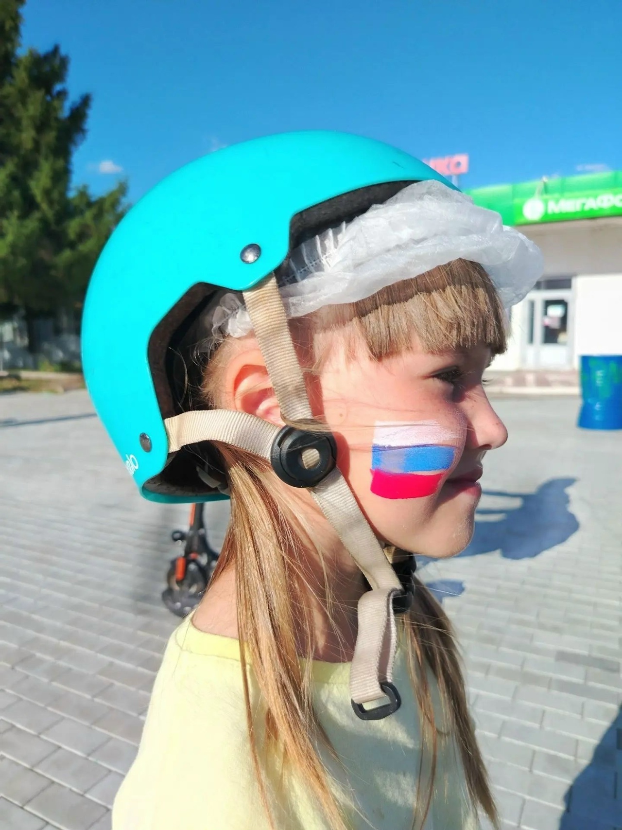 В рамках фестиваля уличных культур, посвящённого Дню Российского флага, местное отделение Движения Первых совместно с Молодёжным центром «Чишмэле» организовали акцию и развернули 30‑метровый флаг России — яркий и торжественный момент праздника.