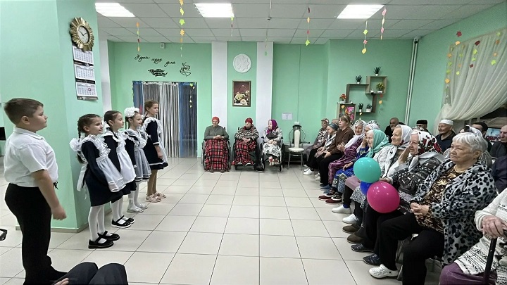 Подопечных дома-интерната поздравили учащиеся Новошешминского лицея,