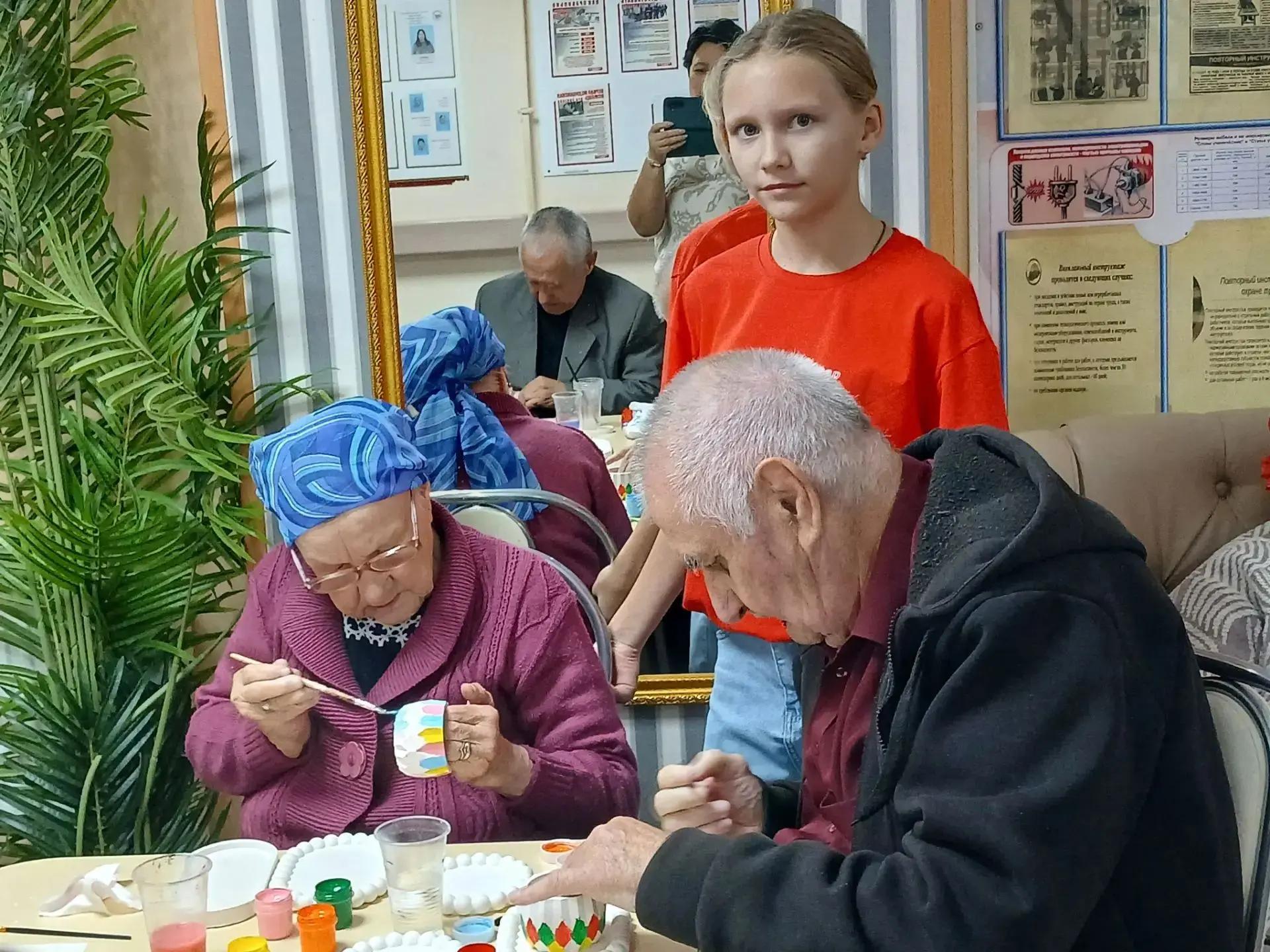 В доме-интернате для престарелых и инвалидов прошла душевная встреча, организованная местным Советом Первых. Волонтёры подарили жителям не просто внимание, а настоящий праздник творчества и общения.