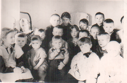 Пионерка Валя Дригерт (крайняя слева) - шефство над воспитанниками детсада