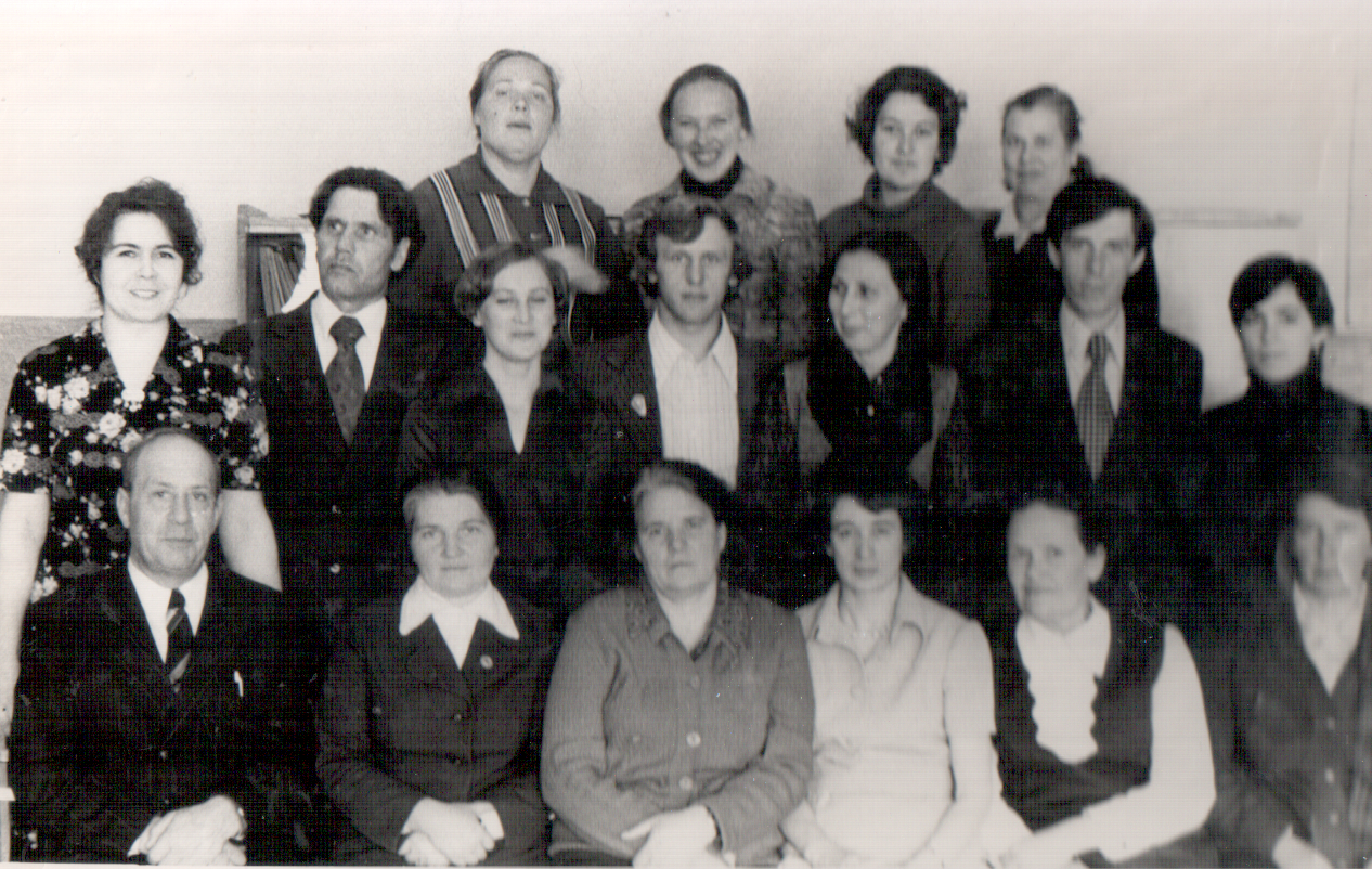 Рудольф Августович с коллективом (крайний слева, нижний ряд), 1979 год. 