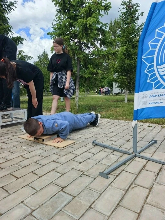 В Новошешминском парке культуры и отдыха в рамках масштабного фестиваля «Детство без границ» была развернута выездная площадка Всероссийского физкультурно-спортивного комплекса «Готов к труду и обороне».