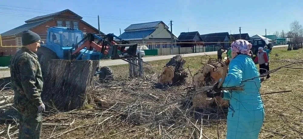 Работы во всех сельских поселениях ведутся, соответствующие контракты и договора, в основном, заключены. В Сл. Архангельской и Сл. Волчья полностью завершены работы по приведению дорожно-уличной сети в нормативное состояние.