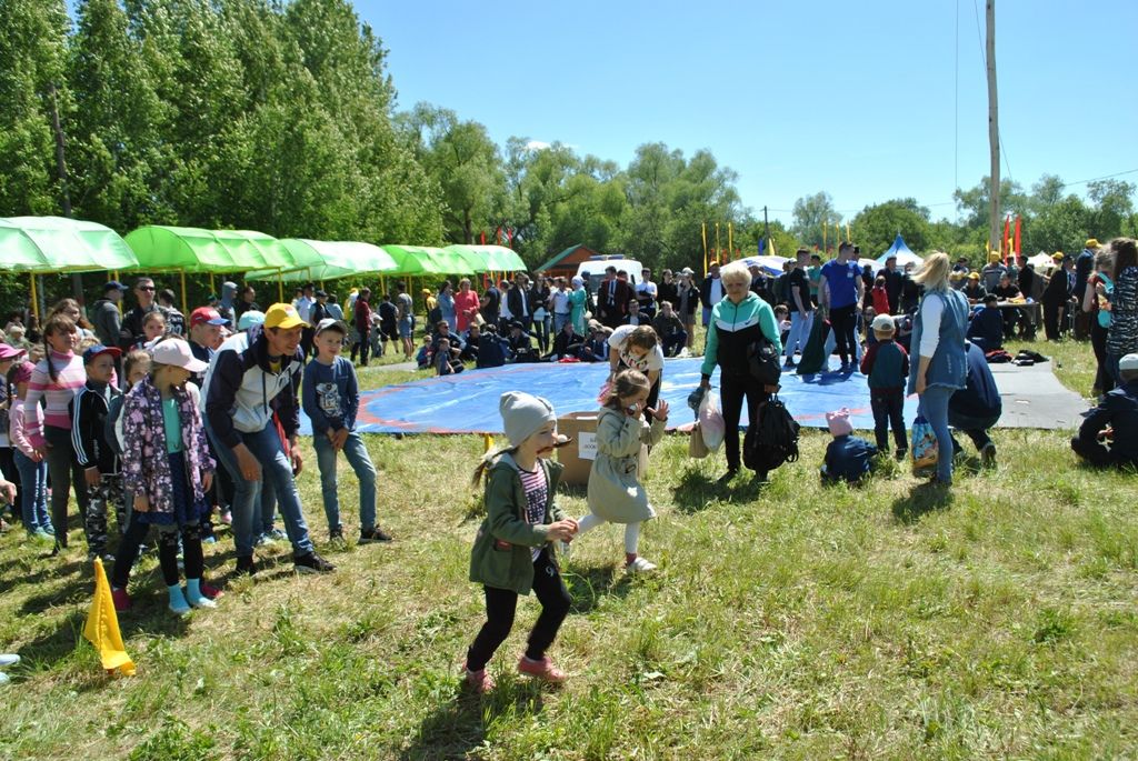 Много зрителей на Сабантуе собирают традиционные народные забавы