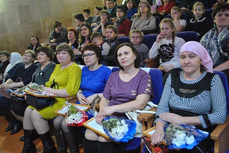 Красивый предпраздничный вечер для женщин прошел 6 марта в Новошешминском РДК