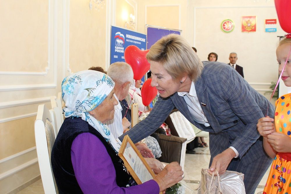 В канун Дня семьи, любви и верности в Новошешминском отделе ЗАГСе прошло праздничное мероприятие с чествованием семейных пар