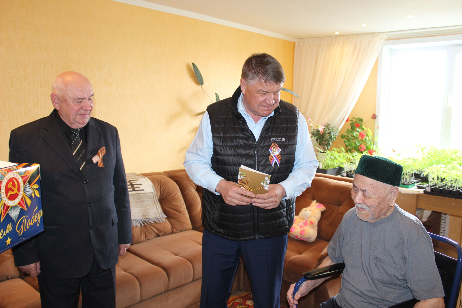 Глава района Вячеслав Козлов вручил подарки ветеранам войны