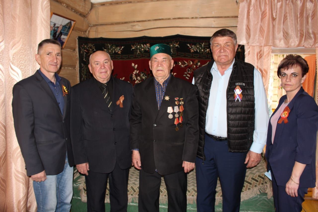 Глава района Вячеслав Козлов вручил подарки ветеранам войны
